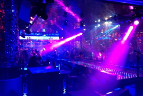 酒吧舞臺(tái)燈光設(shè)計(jì)與技巧 營造氛圍與提升表演的視覺藝術(shù)